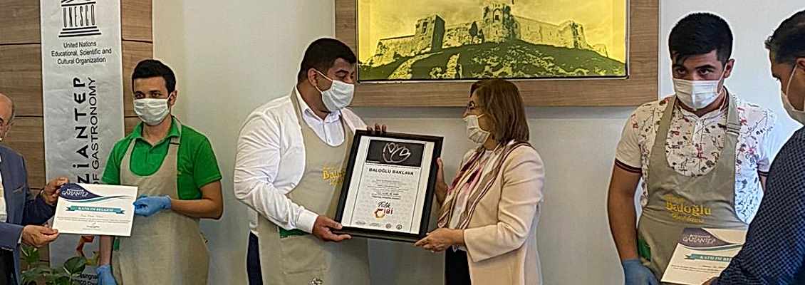 Fatma Şahin Fıstık Gibi Belgemizi Takdim Etti Fatma Şahin Fıstık Gibi Belgemizi Takdim Etti