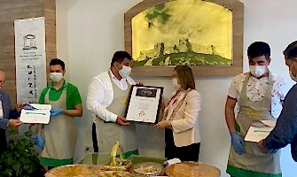 Fatma Şahin Fıstık Gibi Belgemizi Takdim Etti
